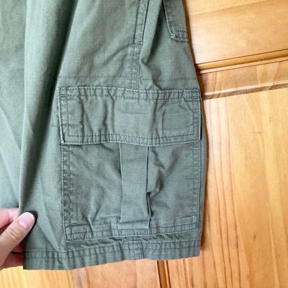 Boy’s size 8 Children’s Place green cargo shorts with adjustable - Picture 2 of 7